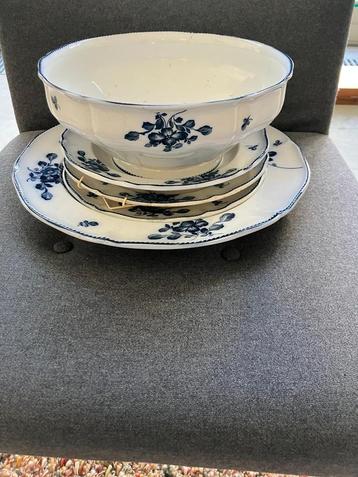 Antiek Servies met Blauw Bloemmotief beschikbaar voor biedingen