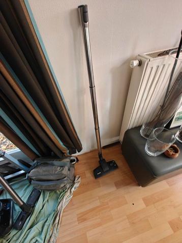 Stofzuigerstang met borstel beschikbaar voor biedingen