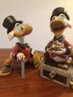 Dagobert Duck met ,,geldtas’’alsook op zijn ,,geldkist’’, Donald Duck, Ophalen of Verzenden, Zo goed als nieuw