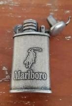 Nieuwe Marlboro benzine aansteker en 2 x Marlboro omhulsel., Verzamelen, Rookartikelen, Aanstekers en Luciferdoosjes, Ophalen of Verzenden