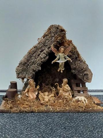 Houten Kerststal met Jozef, Maria en Jezus beschikbaar voor biedingen