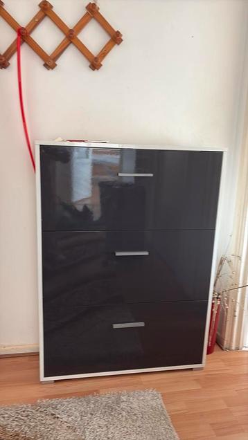 Hoge glans schoenenkast in perfecte staat