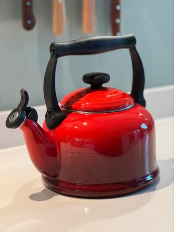 Le Creuset fluitketel (rood, geëmailleerd staal) beschikbaar voor biedingen