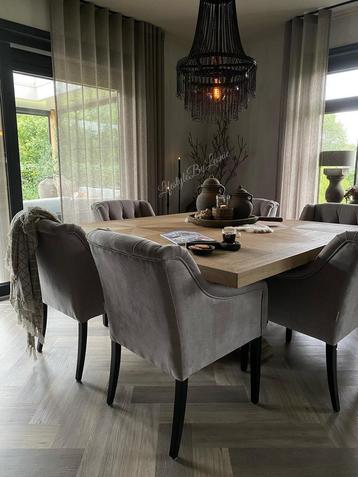 Vierkante eiken kloostertafel Showmodel van €2499 voor €1050 beschikbaar voor biedingen