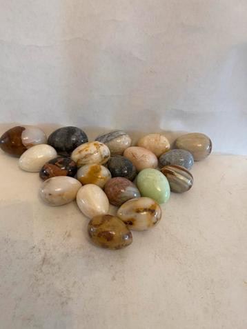 19 Decoratieve Stenen Eieren Set met mandje beschikbaar voor biedingen