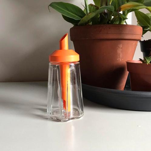 Retro, vintage oranje suikerstrooier, hagelslagstrooier. 🧡, Huis en Inrichting, Keuken | Keukenbenodigdheden, Zo goed als nieuw