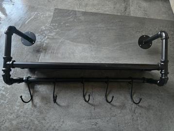 
Industriële plank, metaal met houten plank + 5 haken.  beschikbaar voor biedingen