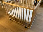 Houten babybox met wieltjes en matras, Kinderen en Baby's, Boxen, Ophalen, Gebruikt, Vierkant, In hoogte verstelbaar