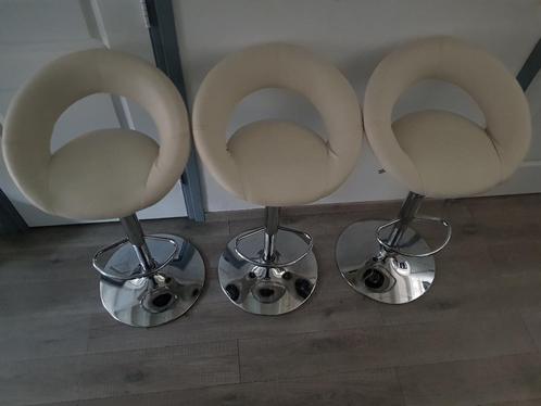 3 leren crèmekleurige/witte barkrukken (in hoogte verstelbaa, Huis en Inrichting, Barkrukken, Gebruikt, 60 tot 90 cm, Kunststof