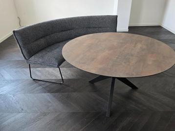 Ronde tafel beschikbaar voor biedingen