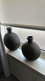 Twee aparte afrikaanse vazen, Ophalen, Zwart, Aardewerk of Porselein, Zo goed als nieuw
