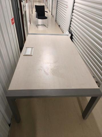 Ahrend vergadertafel / bureau beschikbaar voor biedingen