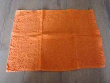 Twee oranje gastendoekjes 32 x 43 cm. beschikbaar voor biedingen