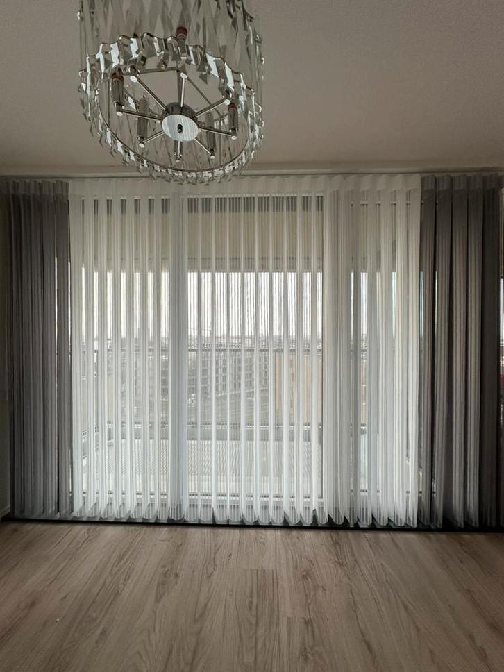 Mooie wit-grijze inbetween Gordijnen te koop!, Huis en Inrichting, Stoffering | Gordijnen en Lamellen, Zo goed als nieuw, 200 cm of meer