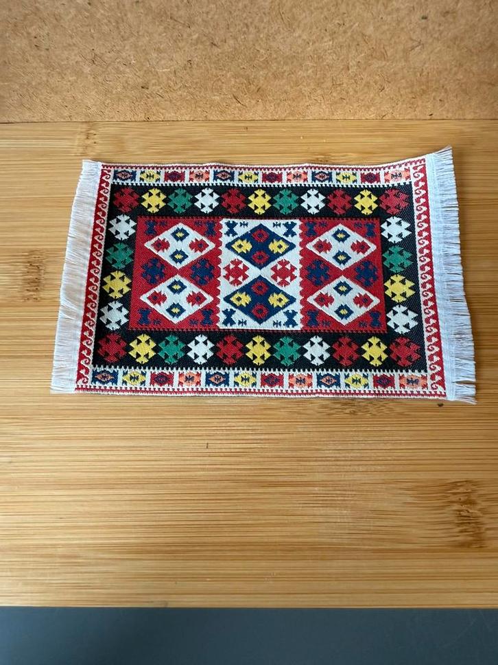 Kleed vloerkleed - 15.5x9.8cm, Verzamelen, Poppenhuizen en Toebehoren, Zo goed als nieuw, Poppenhuis, Ophalen of Verzenden