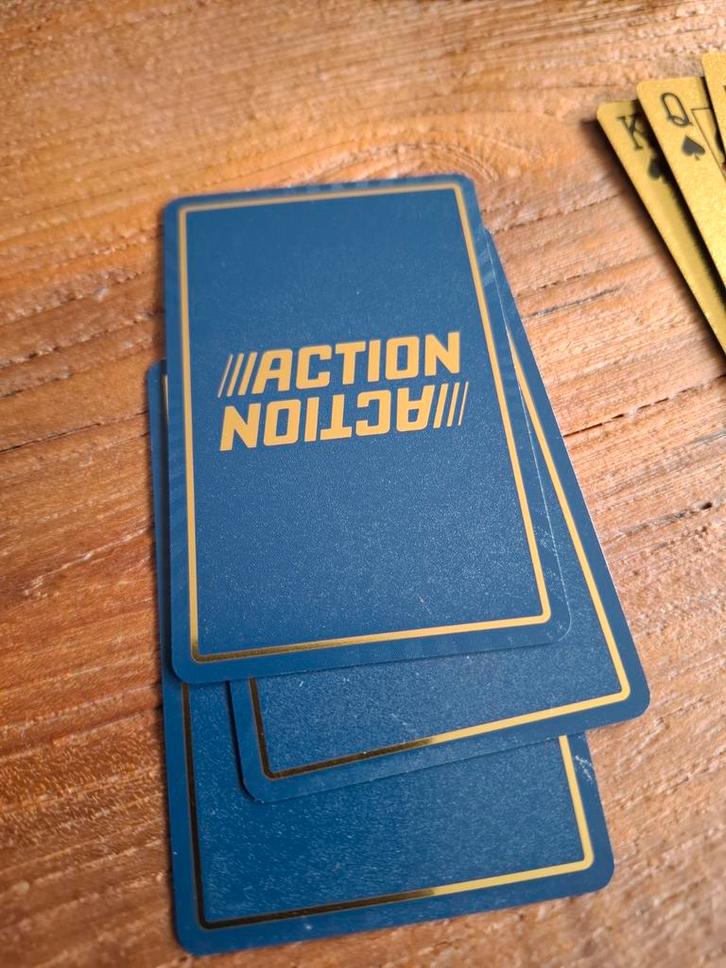 Gouden Action Speelkaarten - Nieuwe Set!, Hobby en Vrije tijd, Gezelschapsspellen | Kaartspellen, Nieuw, Een of twee spelers, Drie of vier spelers