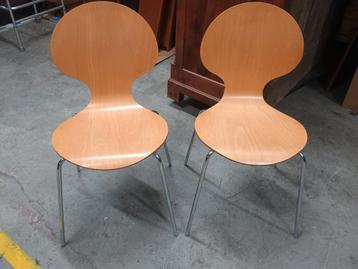 2 stoelen, stapelbaar  beschikbaar voor biedingen