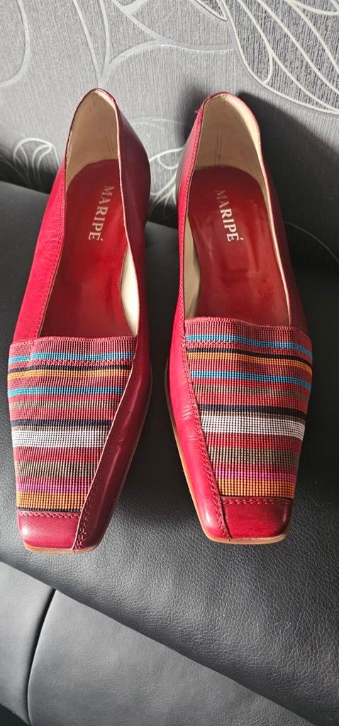 Maripe rode leder pumps laag hakjes maat 39, Kleding | Dames, Schoenen, Zo goed als nieuw, Instappers, Rood, Ophalen of Verzenden