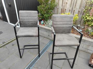 2 mooi hoge barstoelen beschikbaar voor biedingen