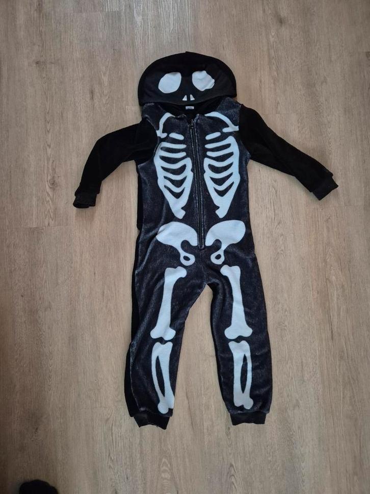 Skelet onesie fleece 122/128 - carnaval!, Kinderen en Baby's, Carnavalskleding en Verkleedspullen, Gebruikt, Jongen of Meisje