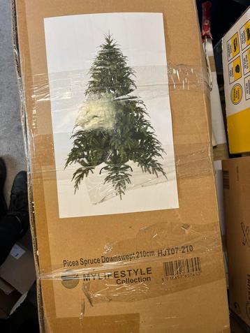 Kerstboom 210 cm beschikbaar voor biedingen