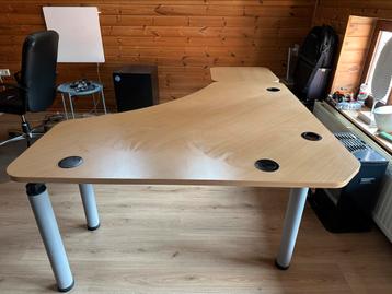 Stevig bureau met metaal onderstel