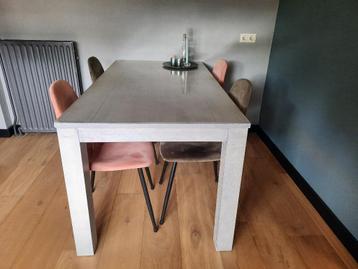 Houten eettafel 160 x 85 cm evt. met de 4 stoelen erbij. beschikbaar voor biedingen