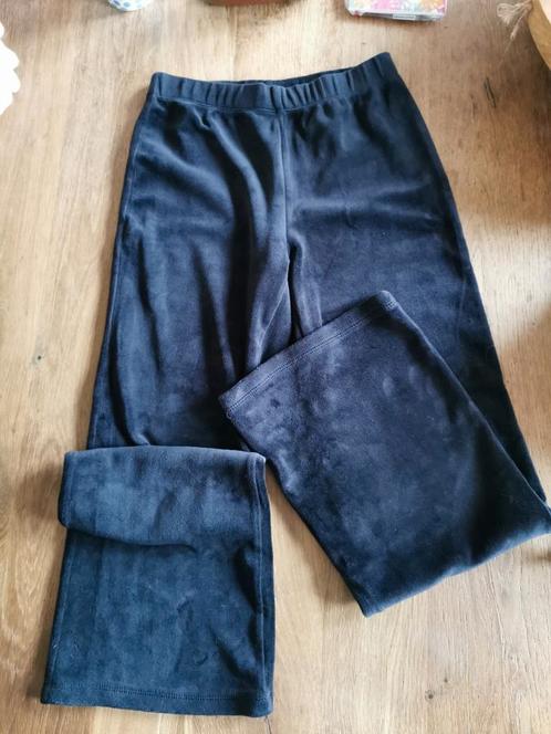 Zwart velours broekje uitlopende pijpen mt146, Kinderen en Baby's, Kinderkleding | Maat 146, Zo goed als nieuw, Meisje, Broek