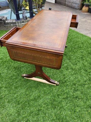 Engelse walnoten salontafel, oortafel beschikbaar voor biedingen