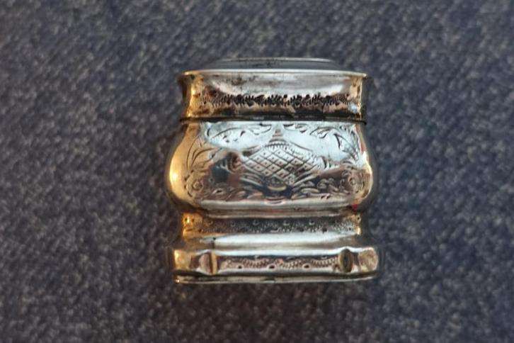 Gegraveerd zilveren lodereindoosje  afkomstig uit Friesland, Antiek en Kunst, Antiek | Goud en Zilver, Ophalen of Verzenden