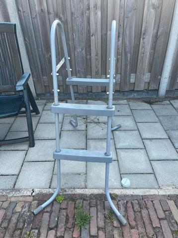 Bestway Zwembadladder - 84 cm beschikbaar voor biedingen