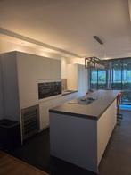 Moderne grote witte keuken met kookeiland en stenen blad, Huis en Inrichting, Ophalen, Gebruikt, Wit, Overige typen