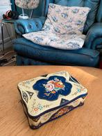 Mooi blik met donkerblauw en bloemen, Ophalen of Verzenden, Zo goed als nieuw, Koek(jes), Overige merken