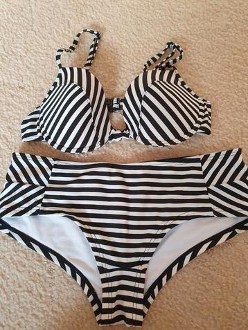 Zwart- witte bikini te koop beschikbaar voor biedingen