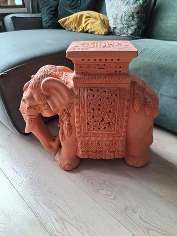 Unieke Vintage terracotta XL olifanten plantentafel  beschikbaar voor biedingen