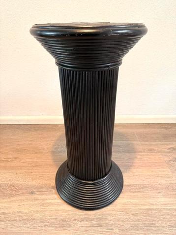 Vintage rieten zwarte zuil/ piëdestal beschikbaar voor biedingen