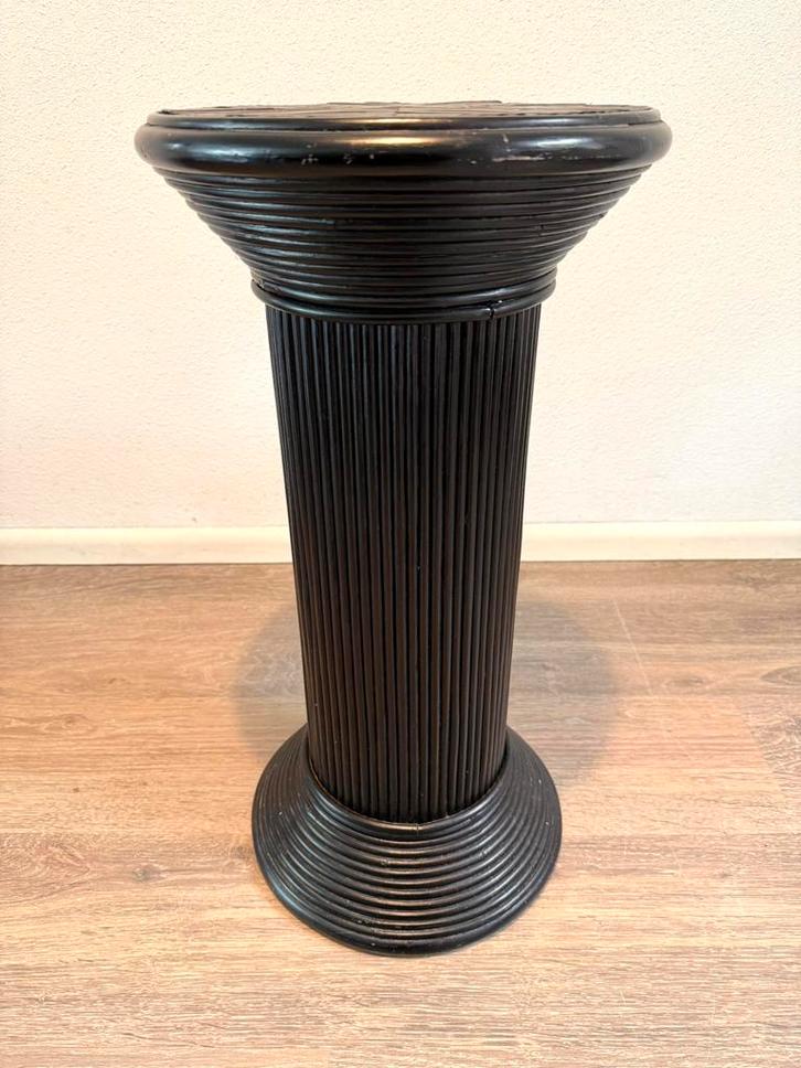 Vintage rieten zwarte zuil/ piëdestal, Huis en Inrichting, Woonaccessoires | Zuilen en Pilaren, Zo goed als nieuw, Ophalen of Verzenden
