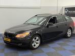 BMW 5-serie Touring 525d Executive / AUTOMAAT / NETTE AUTO /, Auto's, Automaat, Gebruikt, 2000 kg, Leder en Stof