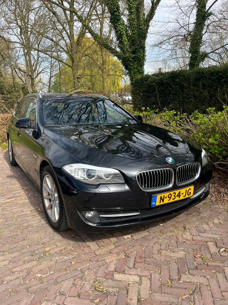 BMW 5-Serie 520I 135KW Touring Aut8 2011 Zwart, Auto's, 4 cilinders, 2000 kg, Zwart, Stationwagon