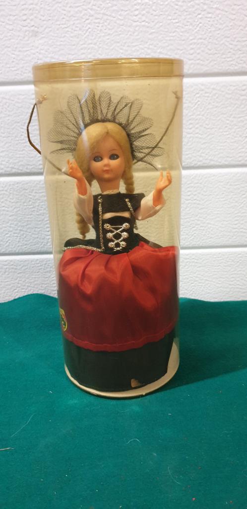 -	Pop bern zwitserland vintage, Verzamelen, Poppen, Ophalen of Verzenden, 'T Olde Gre-j, Info@toldegrej.nl, Endepoelstraat 20f Didam