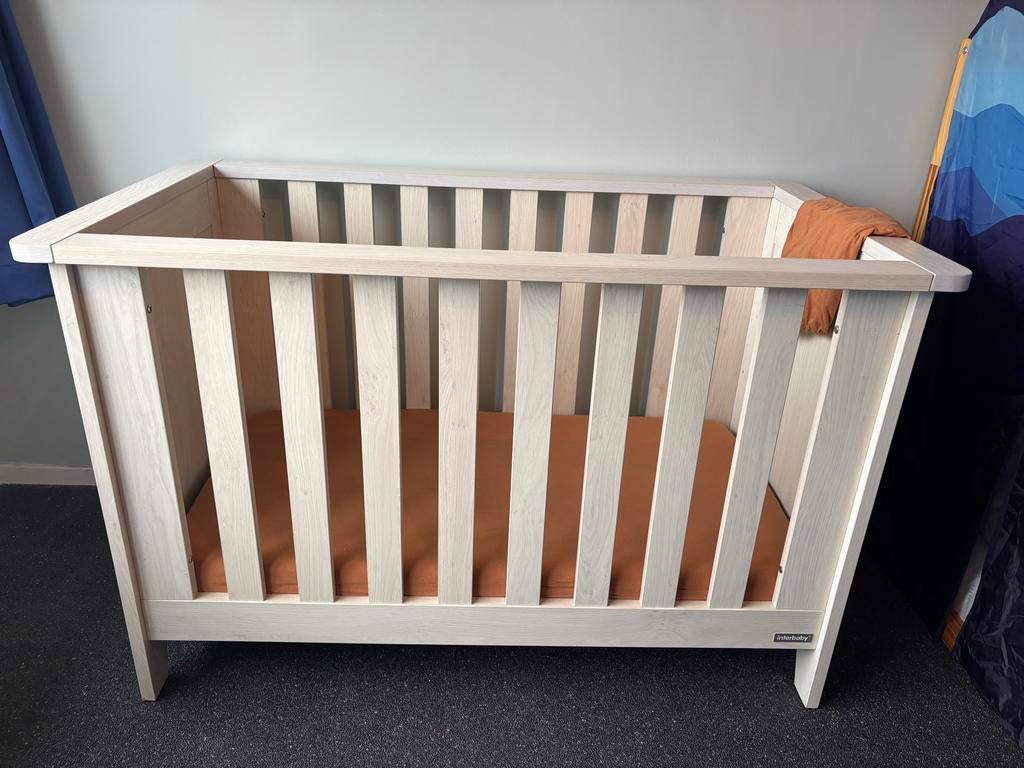 Ledikant met matras, 2 hoeslakens en babyspeelgoed, Ophalen, Zo goed als nieuw, Ledikant