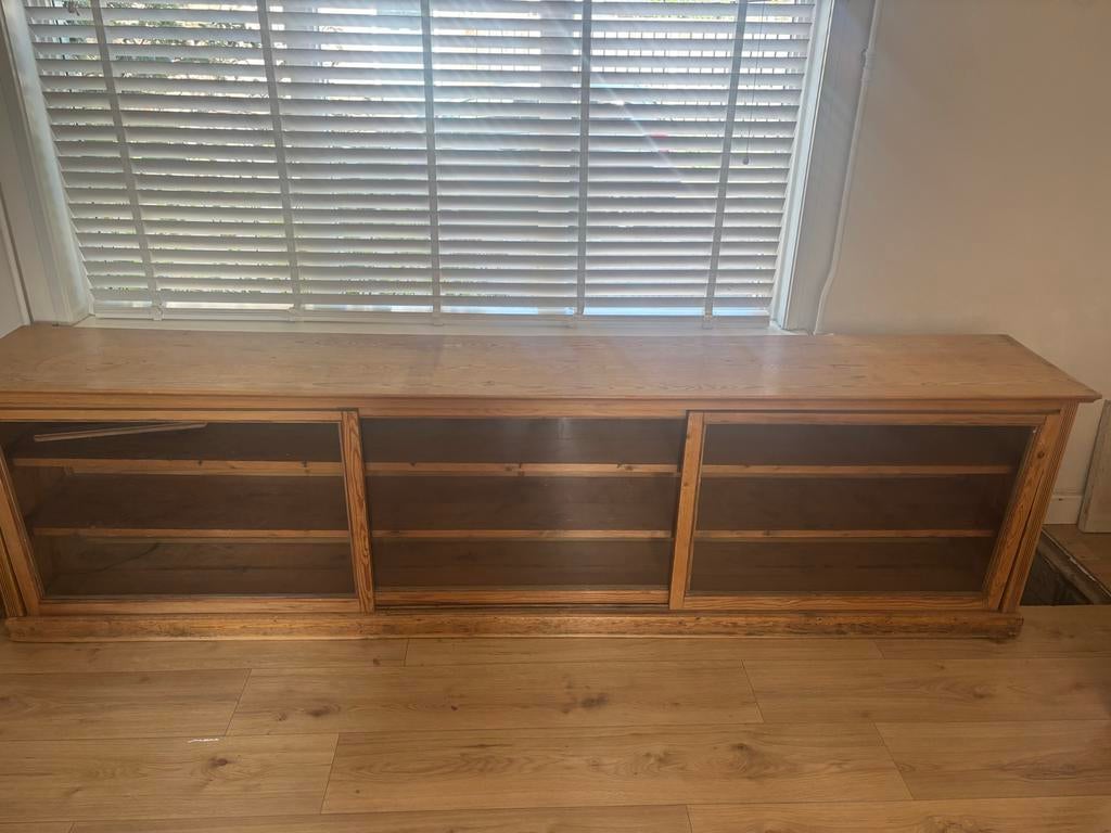 Antieke grenen boekenkast met glazen schuifdeuren, Gebruikt, Ophalen of Verzenden, 200 cm of meer, Minder dan 100 cm