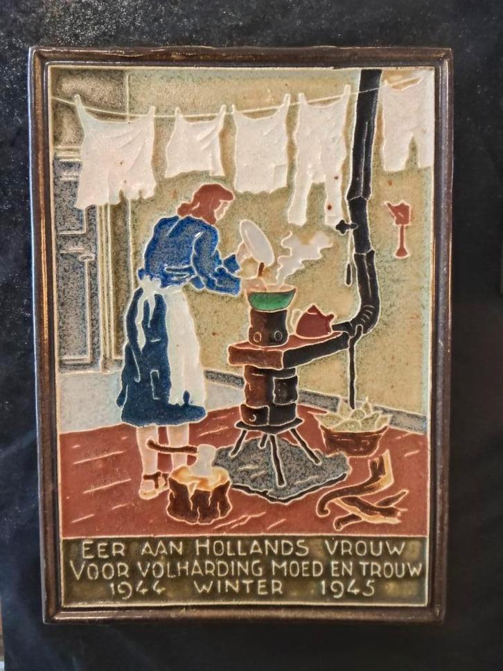 Cloisonné tegel 'Hollands Vrouw' De Potkachel 1944-1945, Antiek en Kunst, Antiek | Wandborden en Tegels, Ophalen