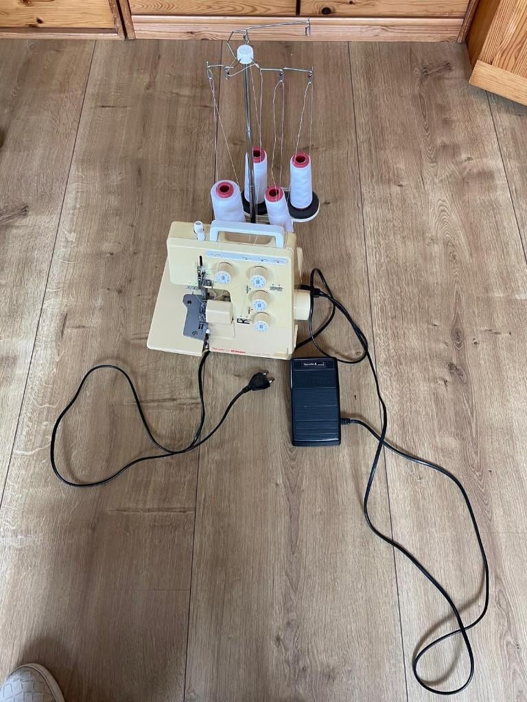Bernina Lockmachine model Bernette, Hobby en Vrije tijd, Naaimachines en Toebehoren, Ophalen, Gebruikt, Lockmachine, Bernina