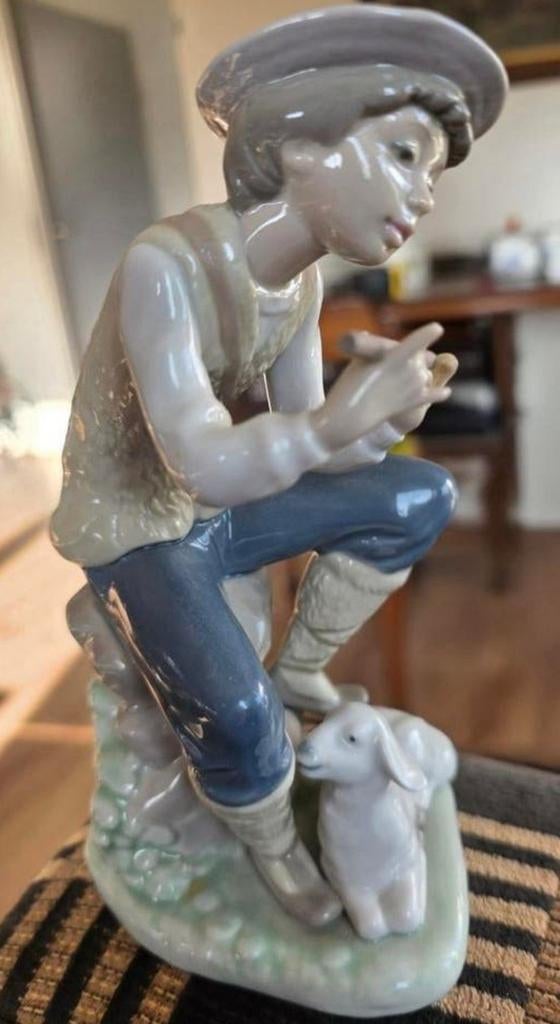 Lladro Beeldje Jongen met Lammetje - Vintage Porselein, Verzamelen, Beelden en Beeldjes, Ophalen, Zo goed als nieuw, Mens