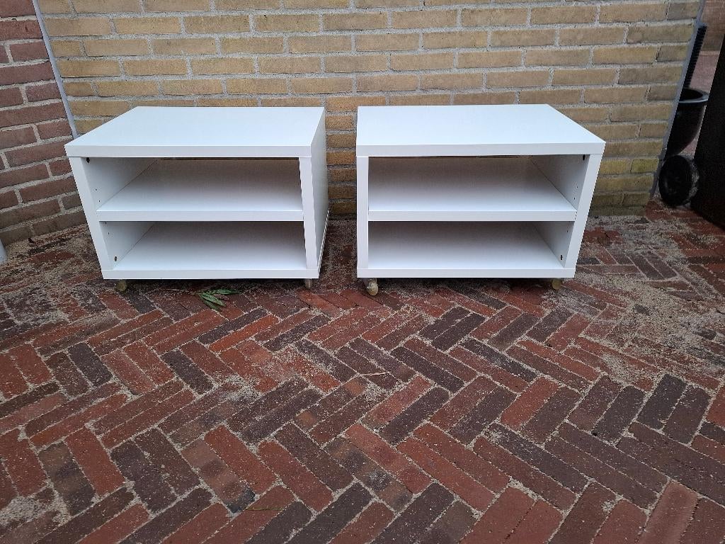 2 witte IKEA ODDA nachtkastjes/bijzettafeltjes op wielen, Huis en Inrichting, Slaapkamer | Nachtkastjes, Gebruikt, Minder dan 55 cm