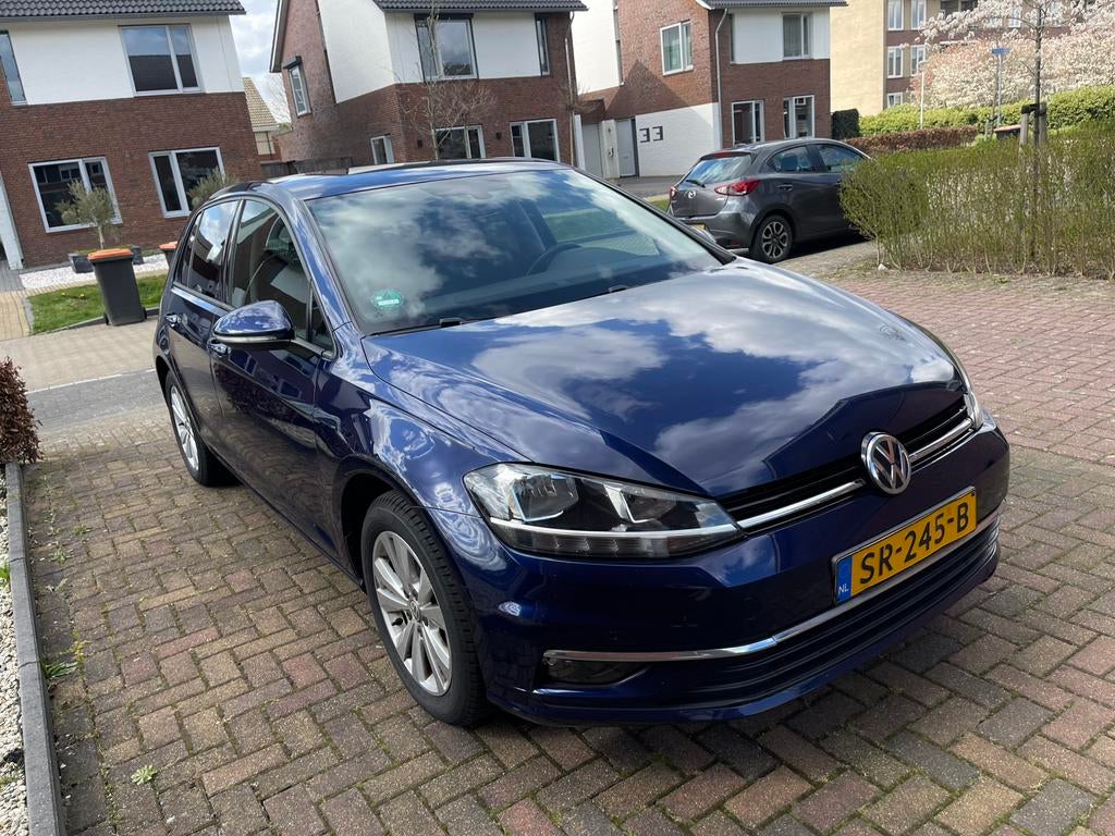 Volkswagen Golf 1.0 TSI 110pk 5D 2018 Blauw, Auto's, Stof, Parkeersensor, Blauw, Origineel Nederlands