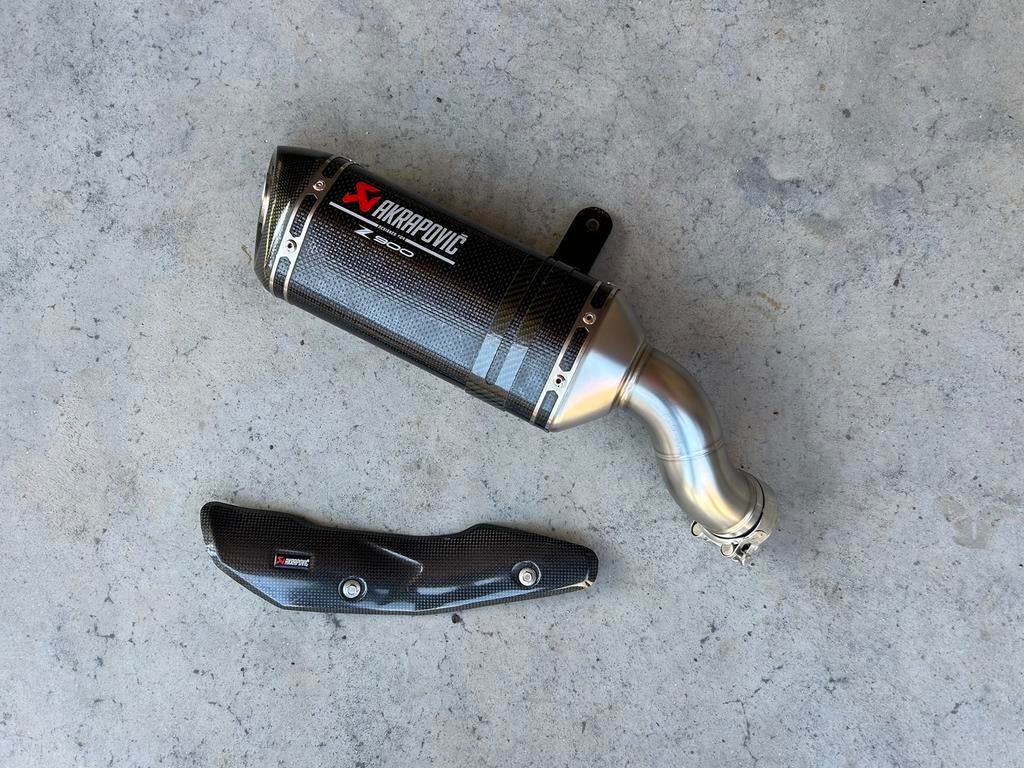 Kawasaki Z900 Akrapovic Carbon uitlaat + hitteschild, Motoren, Onderdelen | Kawasaki, Ophalen of Verzenden, Gebruikt