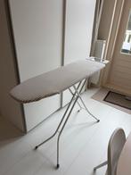 Strijkplank met geruite hoes en strijkijzerhouder, Ophalen, Gebruikt