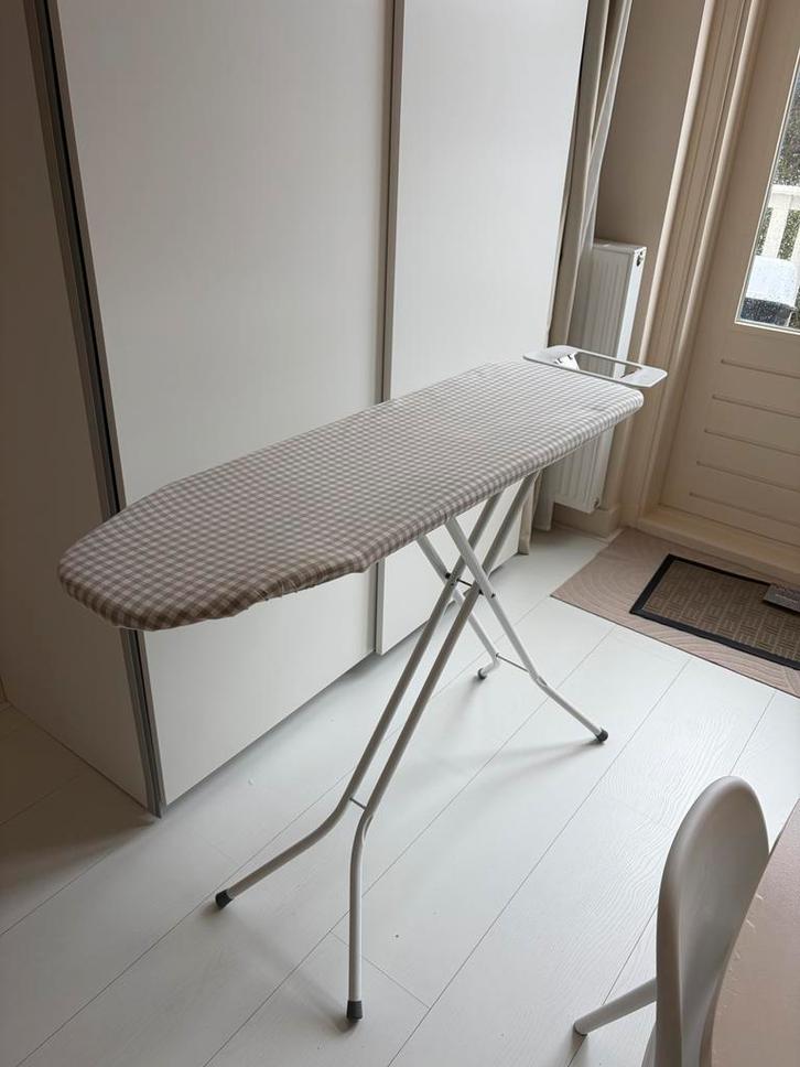 Strijkplank met geruite hoes en strijkijzerhouder, Witgoed en Apparatuur, Strijkijzers en Strijkplanken, Gebruikt, Ophalen